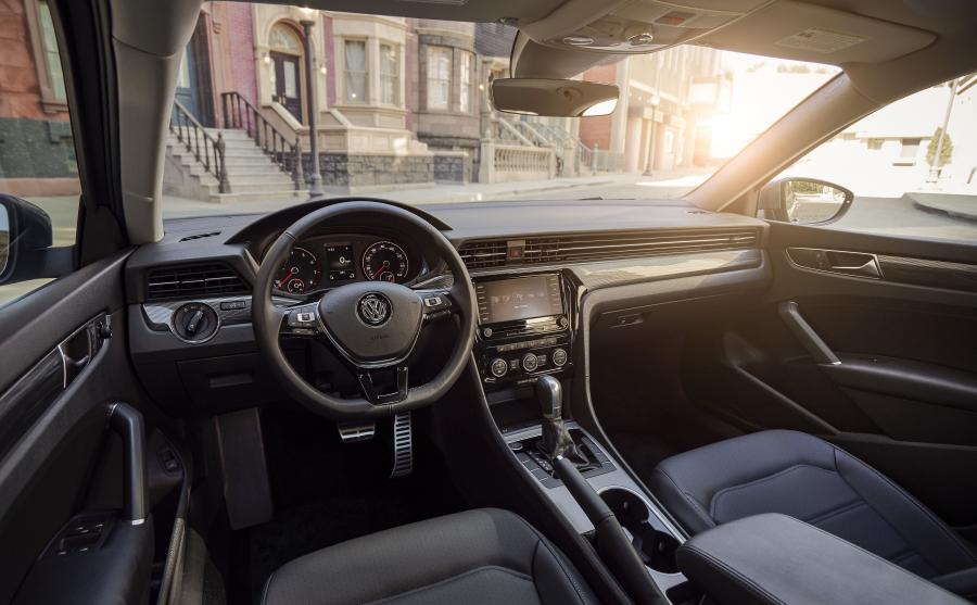 Торпедо Volkswagen Passat R-Line 2019 года  (NA) (фото 18 из 23)